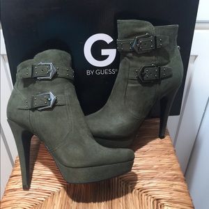 OLIVE ANKLE BOOTIES. NEW